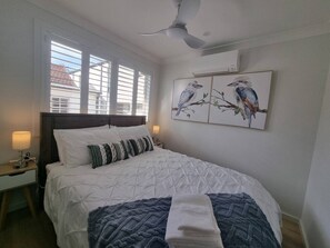 Tabla de planchar con plancha, cuna de viaje, ropa de cama