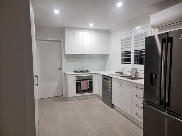 Refrigerador, microondas, horno, placa de cocina