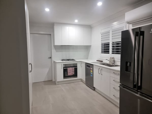 Refrigerador, microondas, horno, placa de cocina