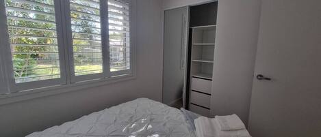 Silitysrauta/-lauta, vauvan matkasänky, vuodevaatteet