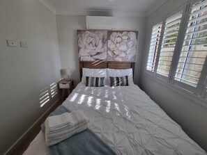 Tabla de planchar con plancha, cuna de viaje, ropa de cama