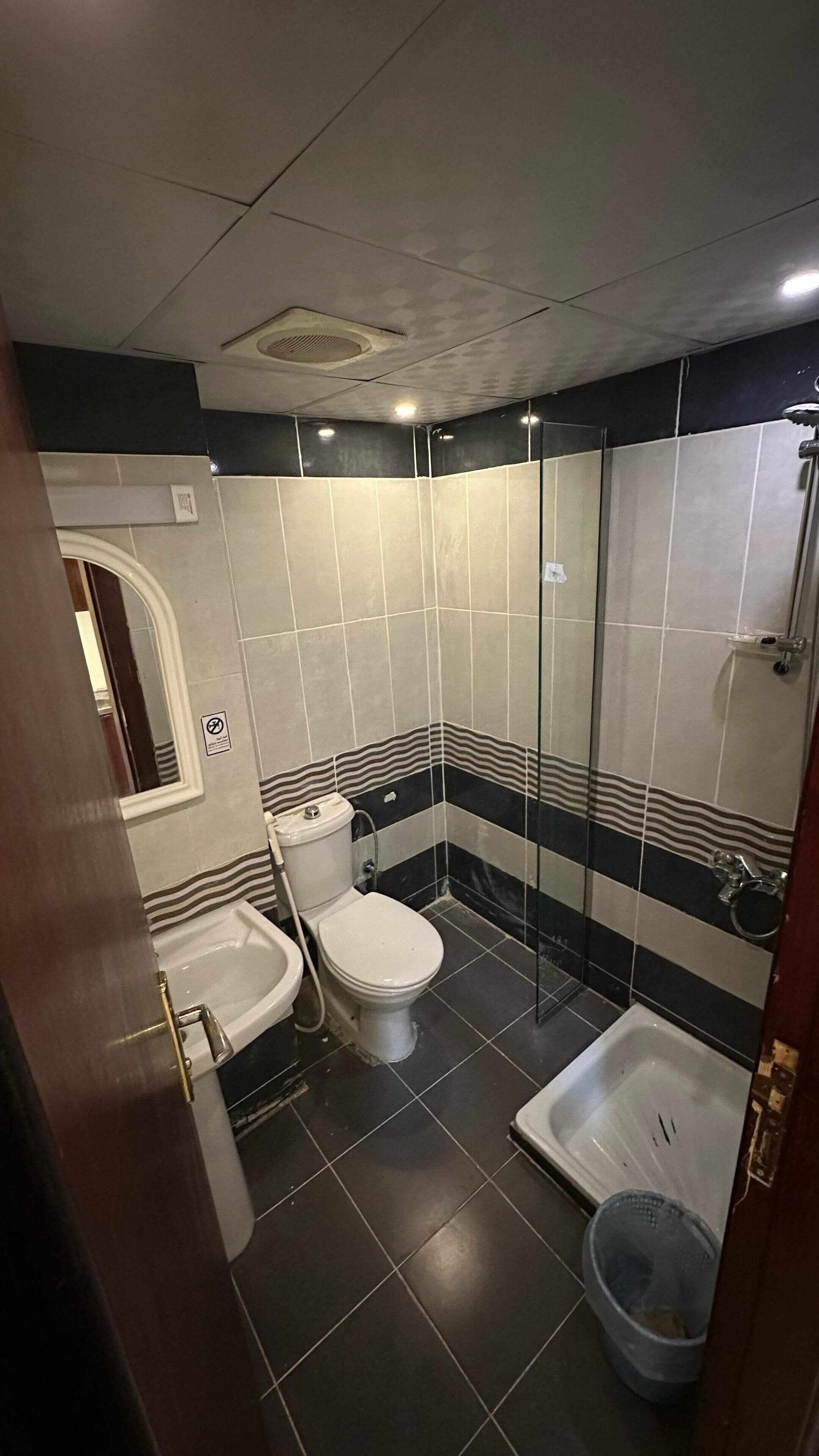 Ein kleines Badezimmer mit Toilette, Waschbecken und Dusche.