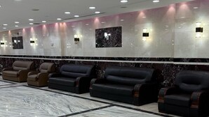 A spacious lobby with a marble floor and leather seating. - Mashrab Riwa Almansour Hotel (Makkah)