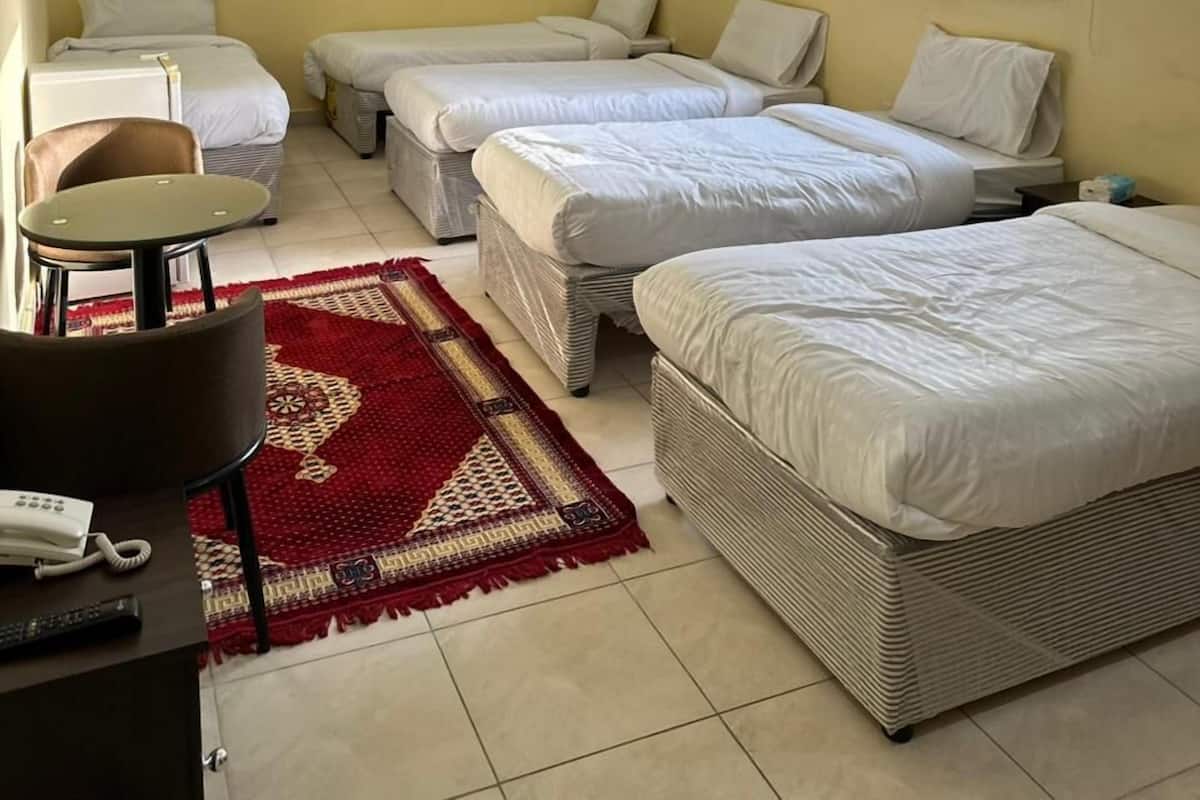 Ropa de cama de alta calidad y caja de seguridad en la habitación