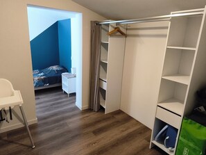 4 habitaciones, tabla de planchar con plancha y cuna de viaje 