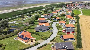 Eine Vogelperspektive auf ein Wohngebiet mit Häusern, Straßen und einem Strand.