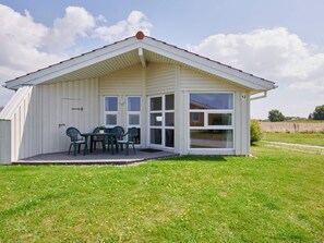 House | Outdoor dining - 4 Star Holiday Home in Friedrichkoog (Friedrichskoog)