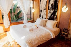 Deluxe Double Room, River View | Free WiFi - Lomhaijai Homestay (Bo Kluea)