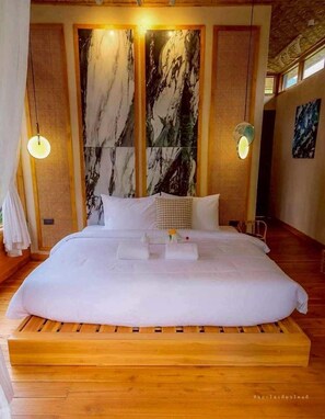 Deluxe Double Room, River View | Free WiFi - Lomhaijai Homestay (Bo Kluea)