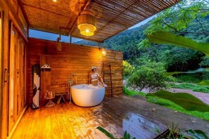 Deluxe Double Room, River View | Bilik Mandi | Tab mandi dan pancuran berasingan, pengering rambut, tuala disediakan 