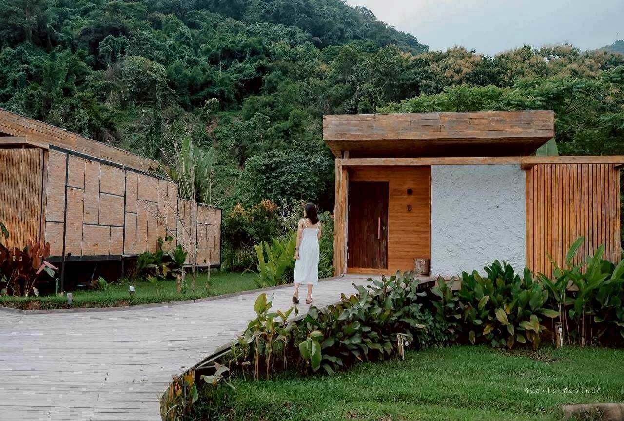 Deluxe Double Room, River View | Living area