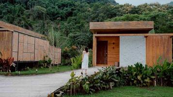 Deluxe Double Room, River View | Living area