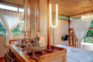 Deluxe Double Room, River View | Free WiFi - Lomhaijai Homestay (Bo Kluea)