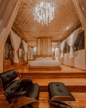 Deluxe Double Room, River View | Living area