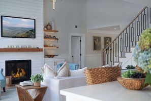 Televisión y chimenea 