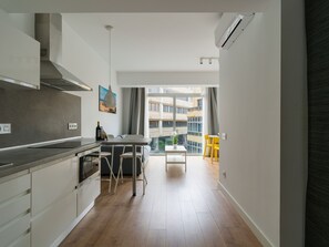 Refrigerador, microondas, cafetera y tetera y tetera eléctrica 