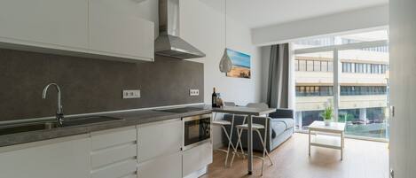 Kylskåp, mikrovågsugn, kaffe- och tebryggare och vattenkokare