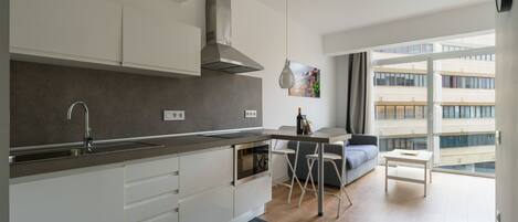 Køleskab, mikrobølgeovn, kaffe-/temaskine, elkedel