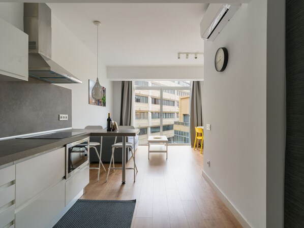 Refrigerador, microondas, cafetera y tetera y tetera eléctrica 