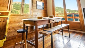 A wooden cabin with a high ceiling, large windows, a dining table, and benches. - Chalet, view mountain, fireplace or stove, parking, tv, ski locker, 125m², Vars (Vars)