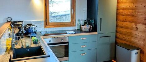 Réfrigérateur, un four, lave-vaisselle, cafetiÚre-théiÚre