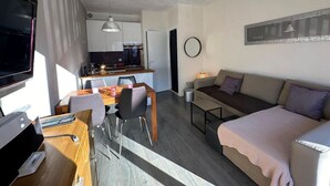 A compact living space with a dining area, kitchenette, and a sofa. - 1st floor, tv, ski locker, 23m², Vars (Vars)