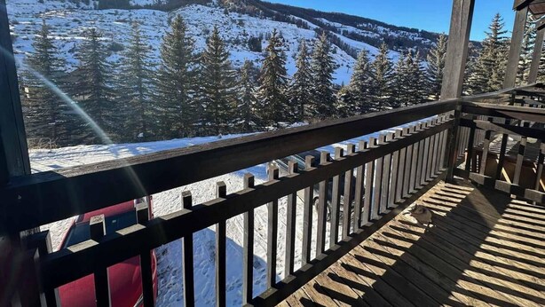 A wooden deck with a view of snow-covered mountains and trees. - 1st floor, tv, ski locker, 23m², Vars (Vars)