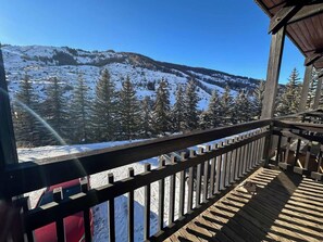 A wooden deck with a view of snow-covered mountains and trees. - 1st floor, tv, ski locker, 23m², Vars (Vars)