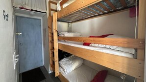 A bunk bed room with a door and a window. - 1st floor, tv, ski locker, 23m², Vars (Vars)