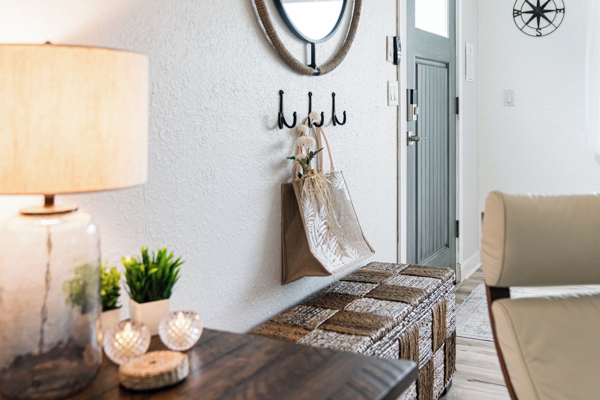 Een gezellige woonkamer met een houten salontafel, een lamp, een plant en een bankje.