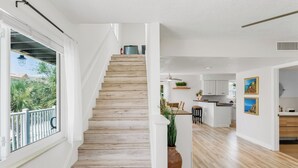 Een trap die leidt naar een balkon met uitzicht op groen.