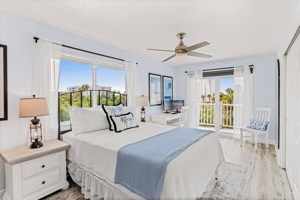 2 habitaciones, escritorio y tabla de planchar con plancha 