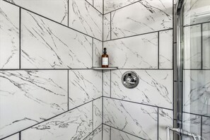 Shower, hair dryer, towels, soap - NEW- Remodeled/Chic/Downtown/MedCenter/Conference (Houston)
