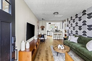 Smart TV - NEW- Remodeled/Chic/Downtown/MedCenter/Conference (Houston)