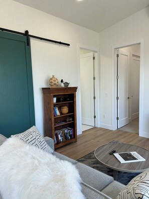 TV - Lost Buck Resort - Modern home surrounded by native trees & beautiful view (Cedaredge)