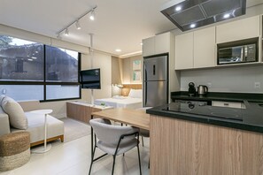 Kühlschrank, Mikrowelle, Ofen, Wasserkocher mit Kaffee-/Teezubehör