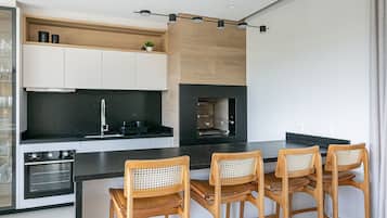 Geladeira, micro-ondas, fogão, cafeteira/chaleira