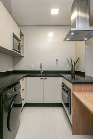 Kühlschrank, Mikrowelle, Ofen, Wasserkocher mit Kaffee-/Teezubehör