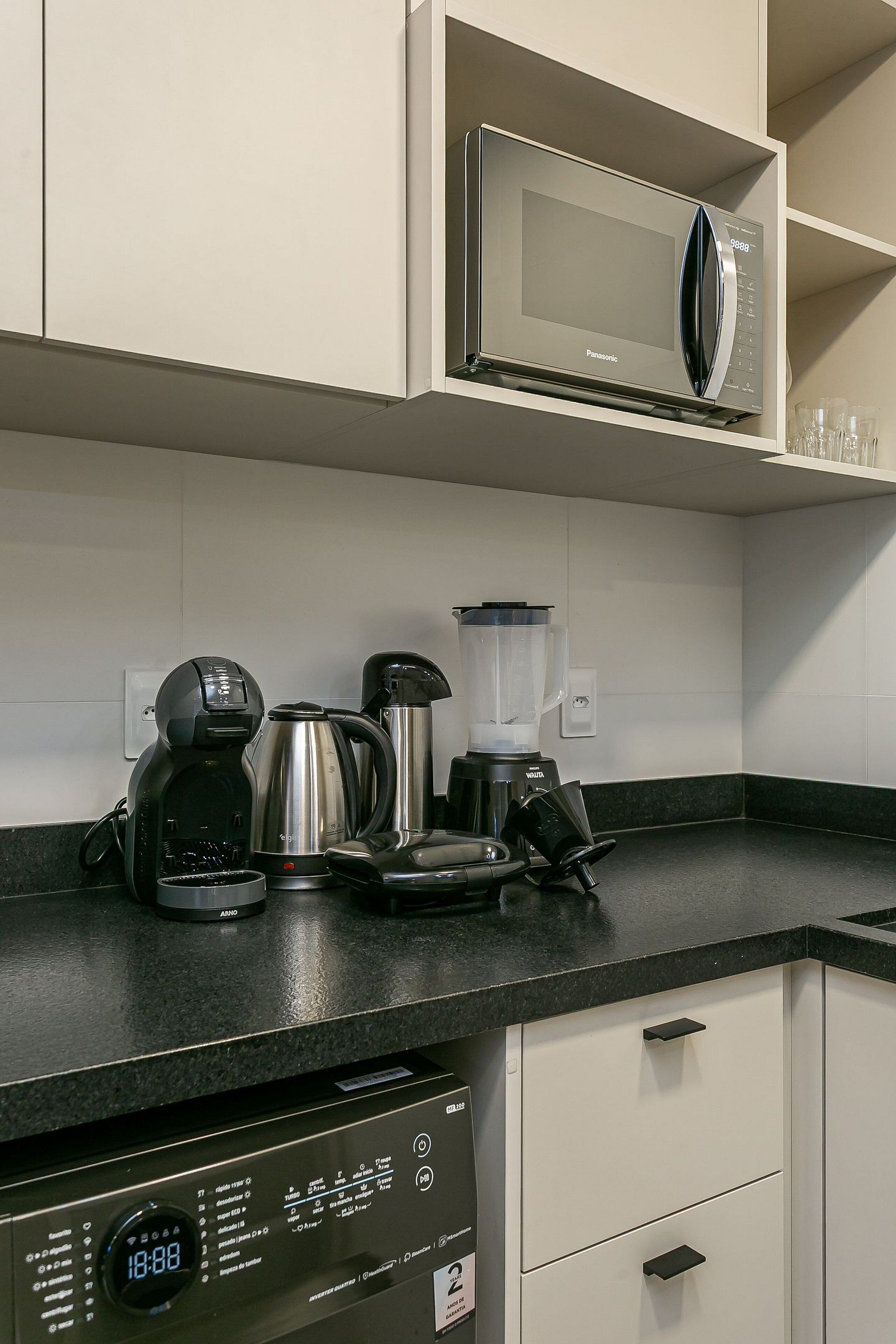 Geladeira, micro-ondas, fogão, cafeteira/chaleira