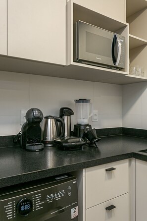 Geladeira, micro-ondas, fogão, cafeteira/chaleira