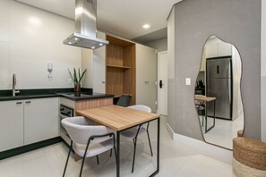 Geladeira, micro-ondas, fogão, cafeteira/chaleira