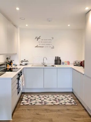 Geladeira, micro-ondas, fogão, cooktop