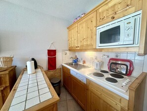 Réfrigérateur, micro-ondes, lave-vaisselle, cafetière/bouilloire
