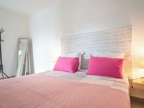 10 bedrooms, travel crib, WiFi, bed sheets