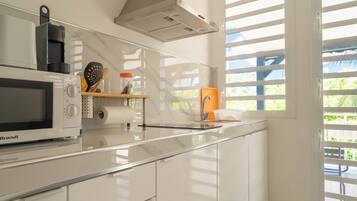 Réfrigérateur, micro-ondes, four, cafetiÚre/bouilloire