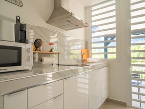 Fridge, microwave, oven, coffee/tea maker