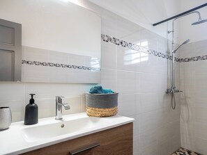 Shower, hair dryer, towels - Villa Mai Tai, haven of peace with a private pool (Saint-François)