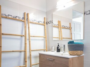 Shower, hair dryer, towels