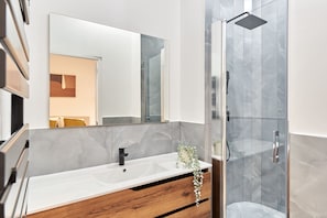 Apartamento | Banheiro | Secador de cabelo, toalhas de banho, sabonete, shampoo