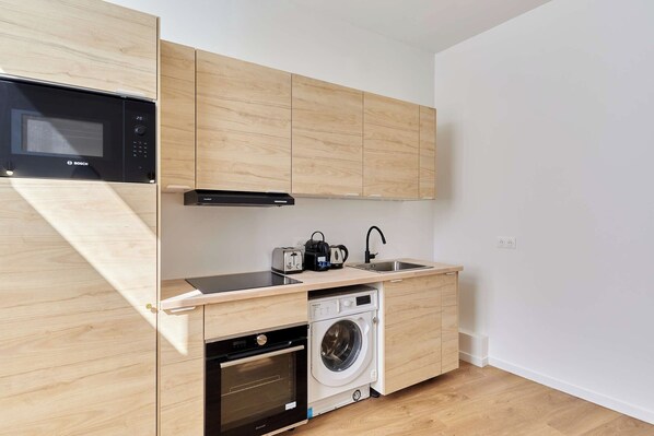 Apartamento | Cozinha privada | Geladeira, micro-ondas, cafeteira/chaleira, chaleira elétrica
